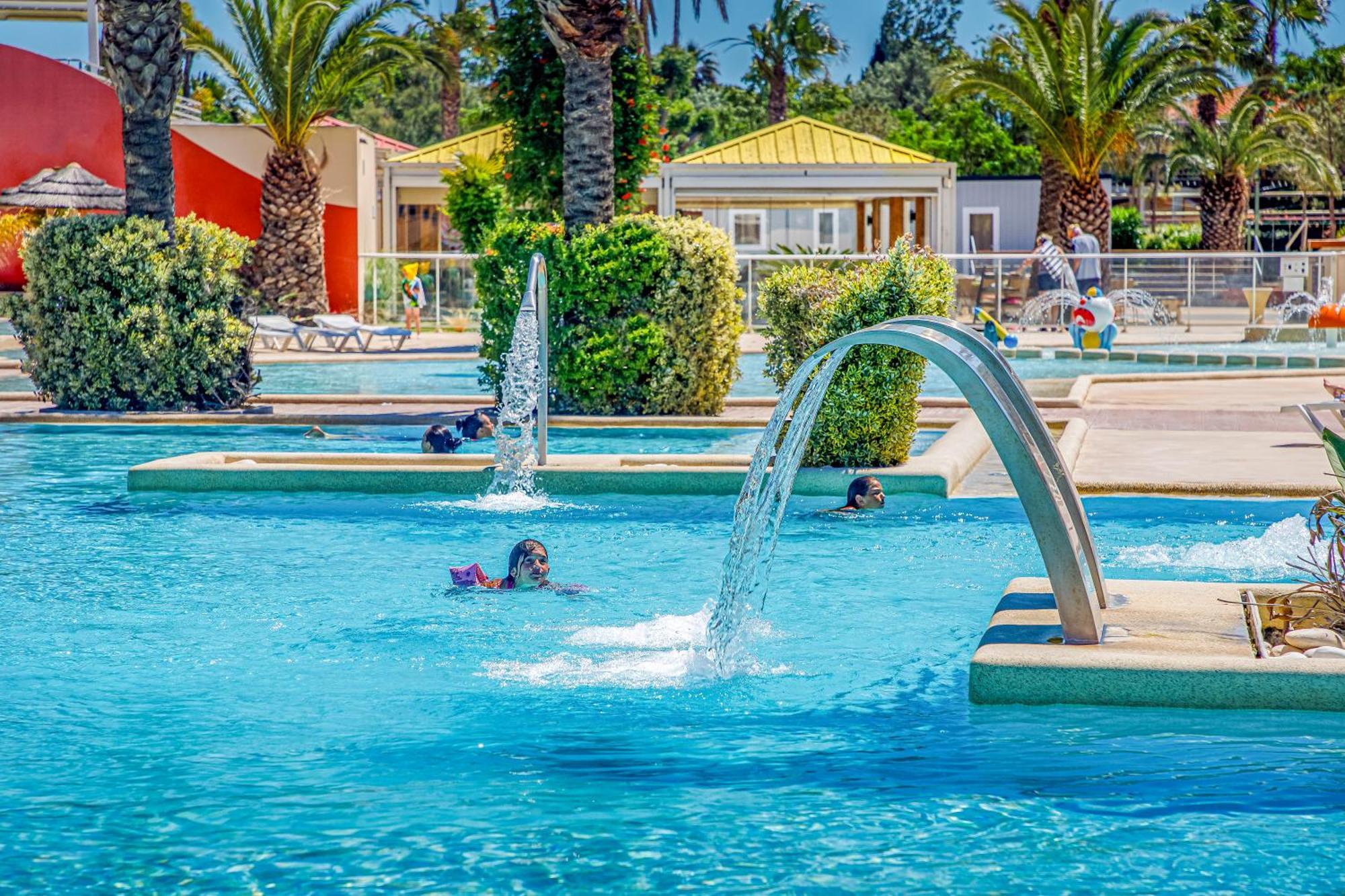 Отель Camping L'Oasis Et California Ле Баркарес Экстерьер фото